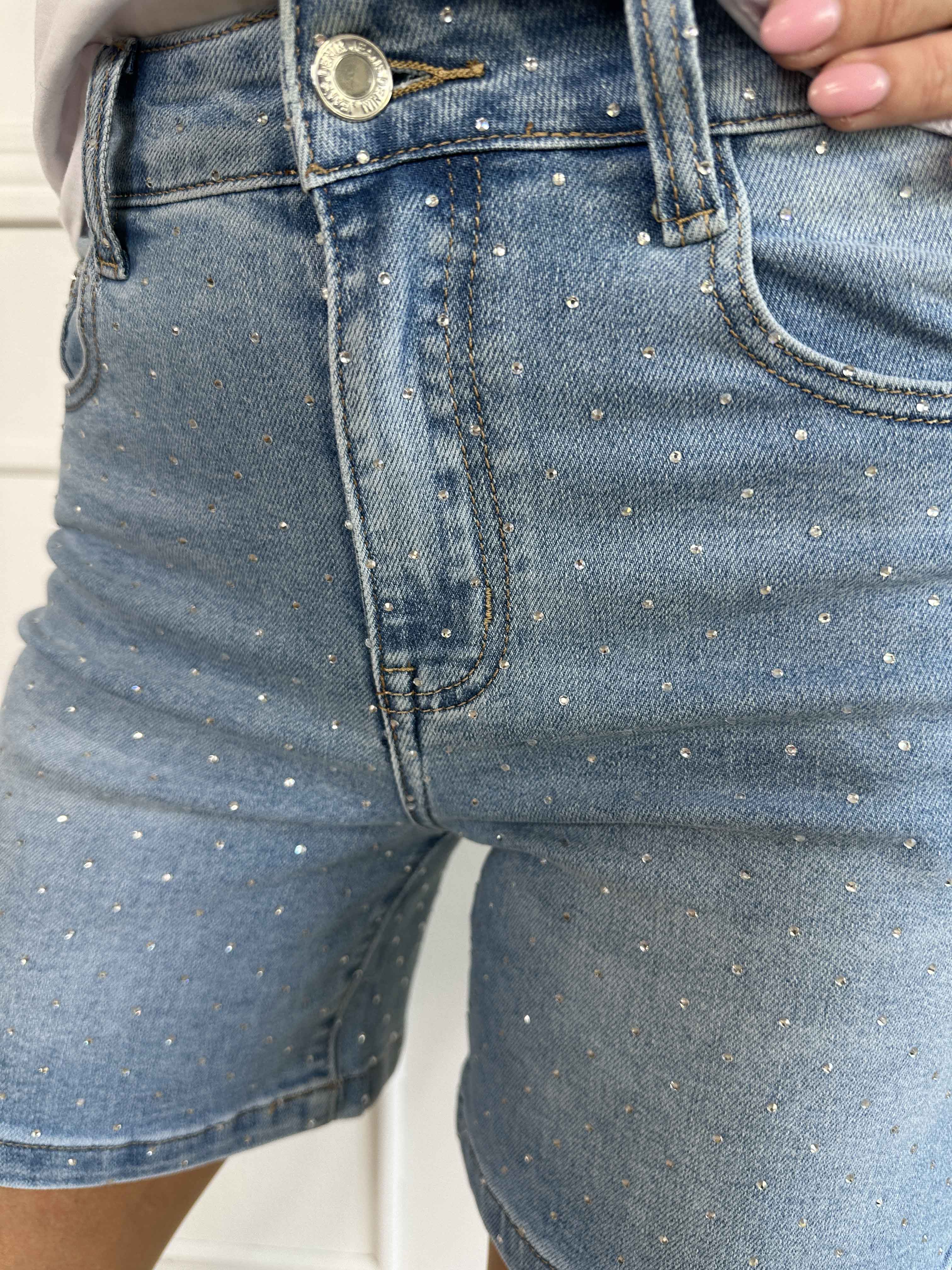 Karla - Denimshorts med utsmyckning av gjutformar